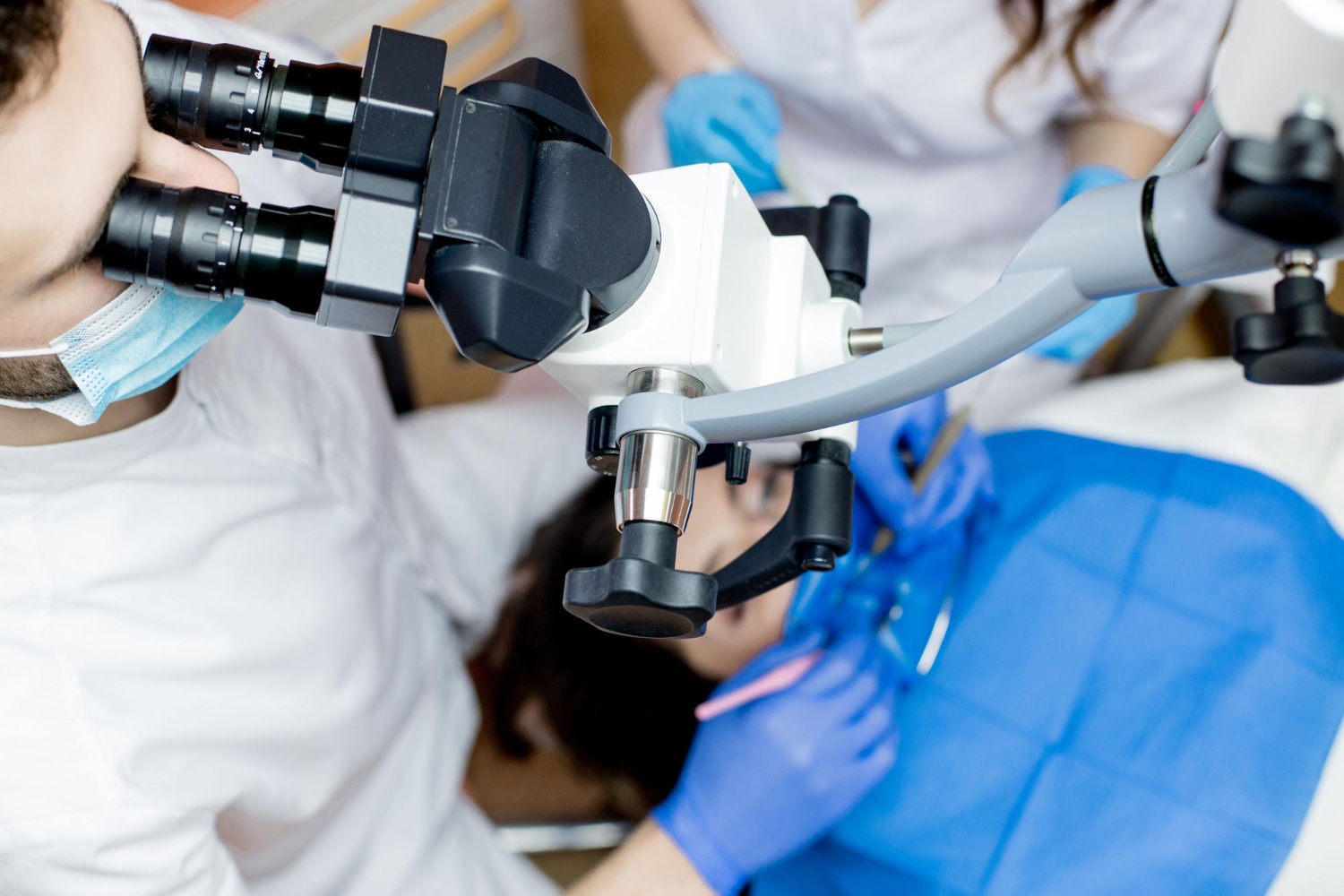 Zastosowanie mikroskopu w stomatologii – metody leczenia zębów