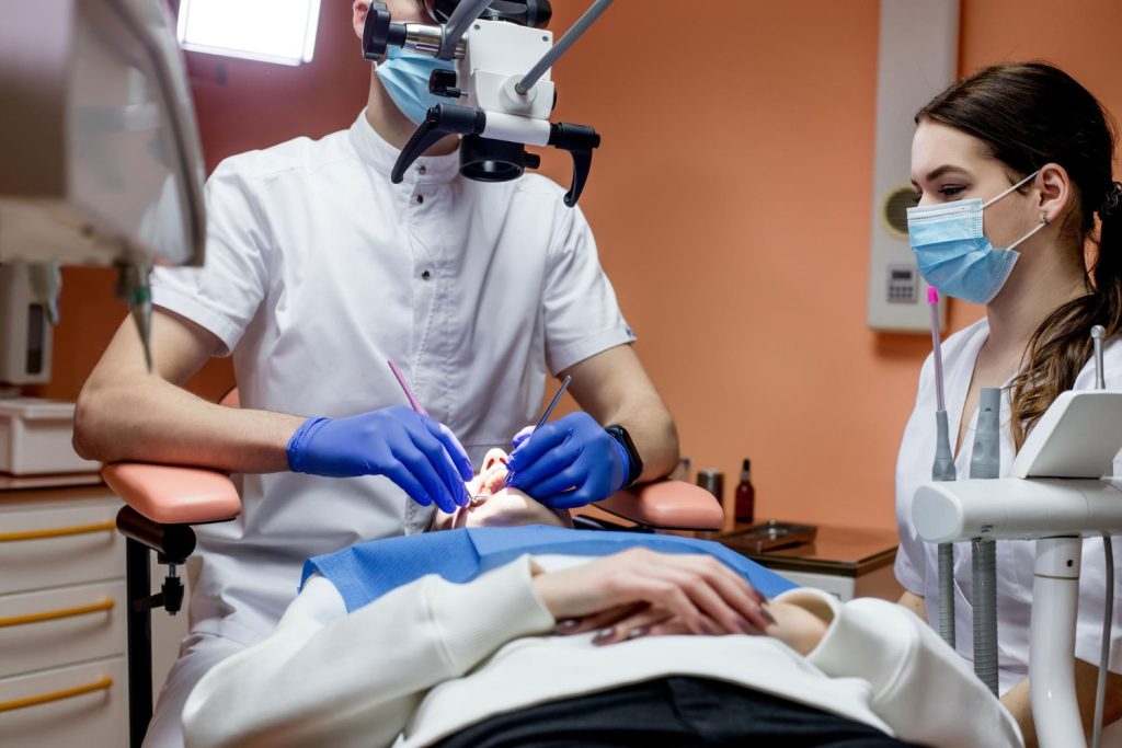 W dzisiejszych czasach stomatologia rozwija się w szybkim tempie, wprowadzając coraz to nowsze technologie i metody leczenia