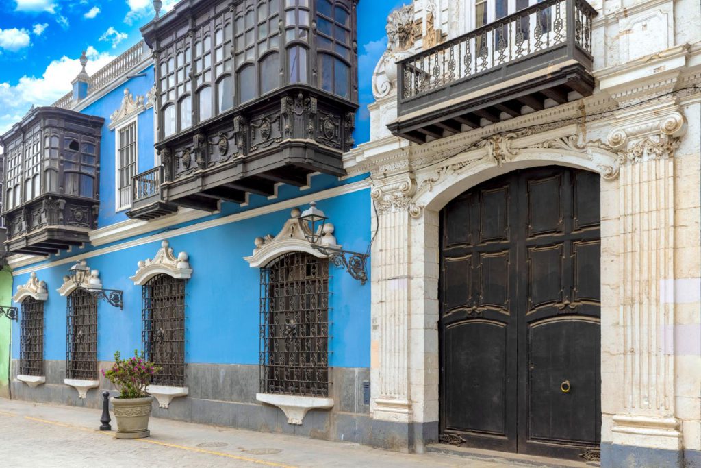 Hiszpania od dawna przyciąga uwagę inwestorów z całego świata, którzy szukają idealnej nieruchomości na sprzedaż w tym pięknym kraju