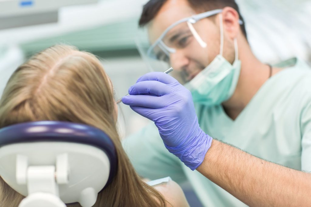 Leczenie kanałowe staje się koniecznością w przypadku zaawansowanej próchnicy lub uszkodzenia miazgi zęba